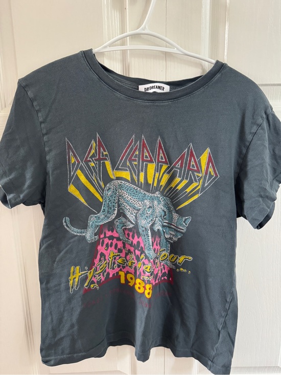 Daydreamer Tops - Daydreamer womens Def Leppard Graphic Tee — Charcoal